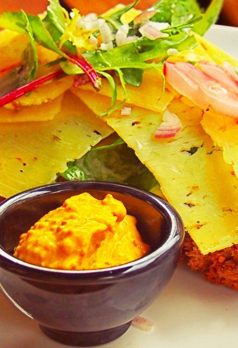 Brochetas de queso indio con vegetales