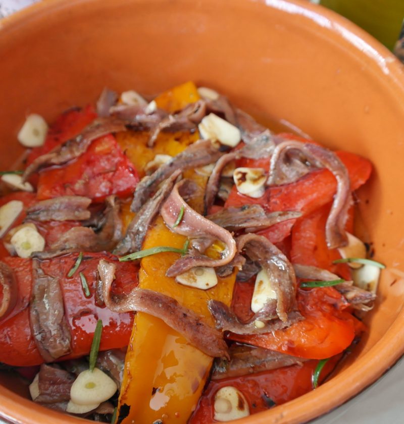 Ensalada de pimientos asados con anchoas y ajo