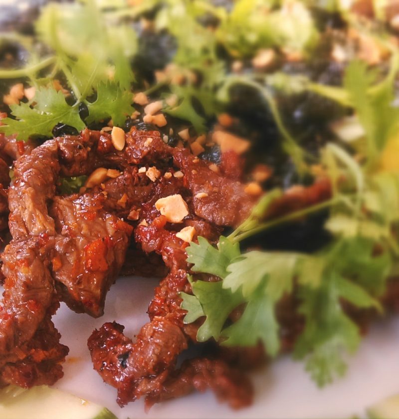 Ensalada vietnamita de carne crujiente
